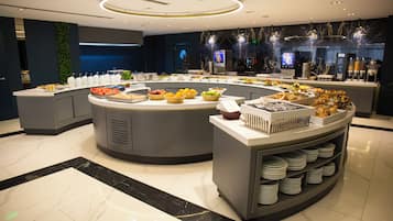 Café da manhã com buffet grátis todos os dias