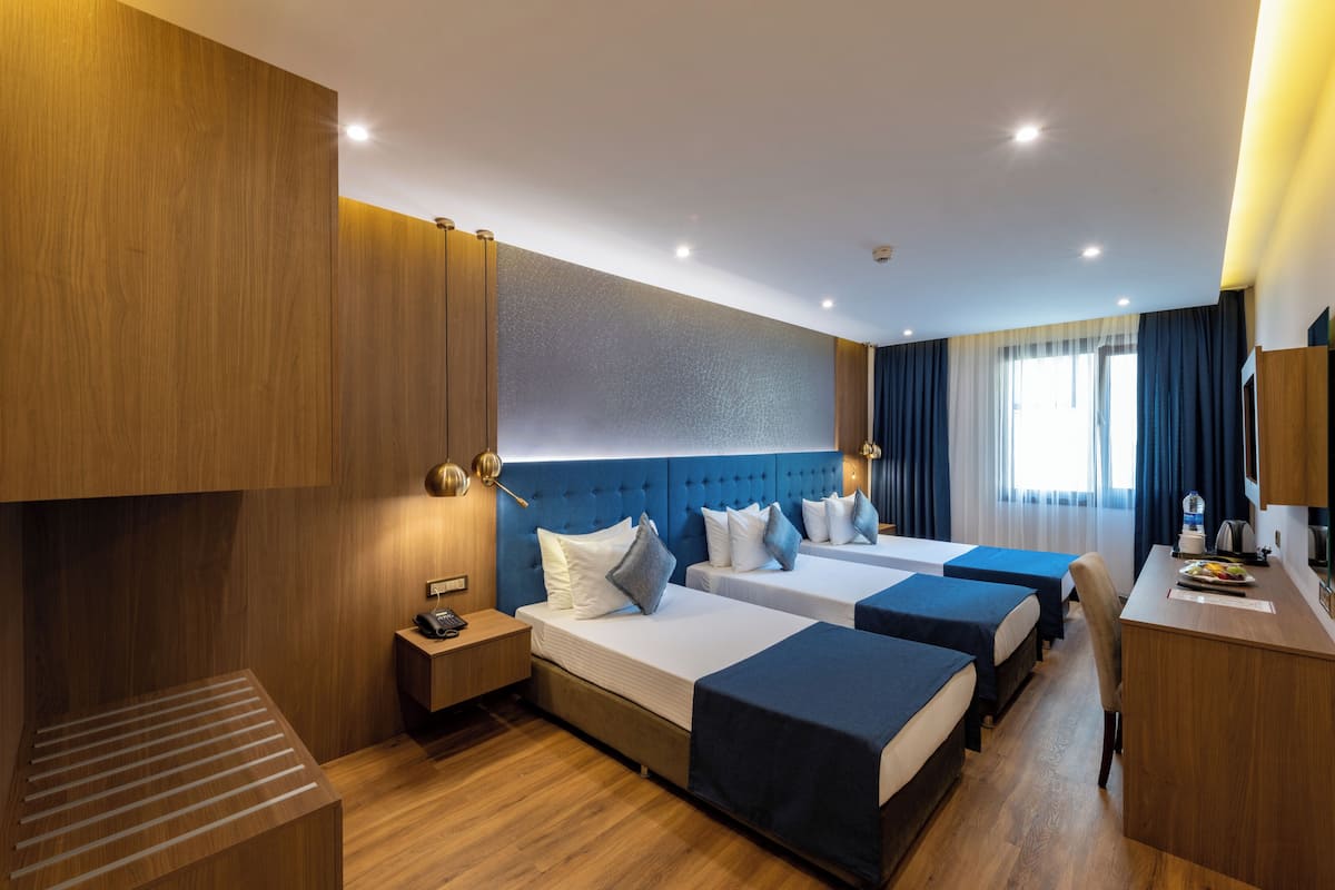 Habitación triple Confort, vista a la ciudad | Ropa de cama de alta calidad, minibar, wifi gratis y ropa de cama