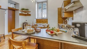 Una cocina moderna con una isla central, muebles de madera y una estufa integrada.