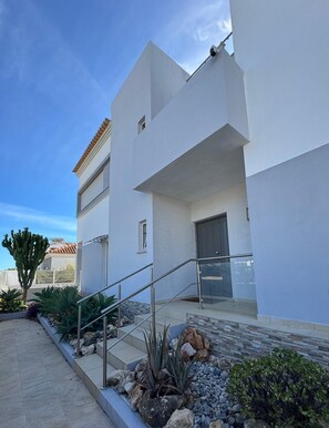 Exterior - Spacious 6-bedroom villa in charming Portimão with AC and pool (Portimão)