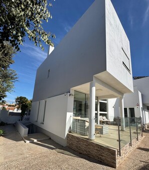 Exterior - Spacious 6-bedroom villa in charming Portimão with AC and pool (Portimão)