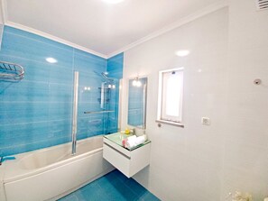 Bruser, hårtørrer, bidet, håndklæder