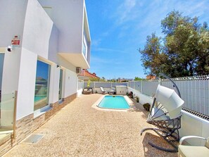 Outdoor pool - Spacious 6-bedroom villa in charming Portimão with AC and pool (Portimão)