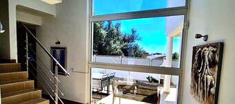 Spacious 6-bedroom villa in charming Portimão with AC and pool