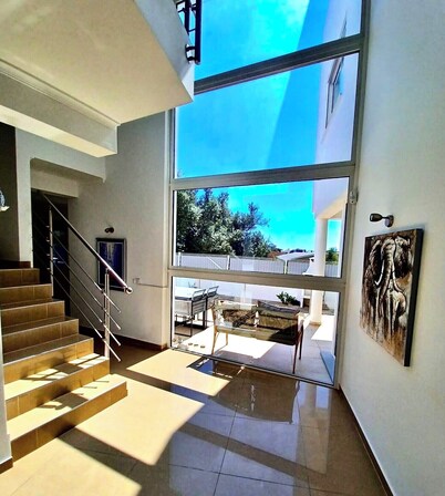 Spacious 6-bedroom villa in charming Portimão with AC and pool