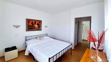 Tabla de planchar con plancha, wifi gratis, ropa de cama