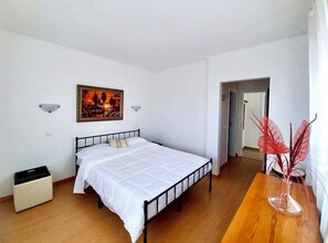 Iron/ironing board, free WiFi, bed sheets, wheelchair access