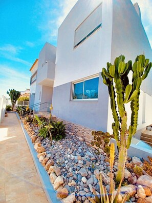 Property grounds - Spacious 6-bedroom villa in charming Portimão with AC and pool (Portimão)