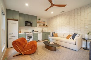 Smart TV, books - Designer private guest home near Universal Studios (Los Angeles)