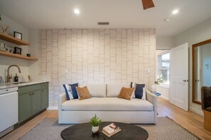 Smart TV, books - Designer private guest home near Universal Studios (Los Angeles)