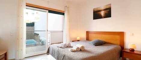 Fer et planche à repasser, accès Internet, draps fournis