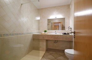 Hair dryer, towels, soap, toilet paper - Apartamento Baleeira Sol 3 (Albufeira)