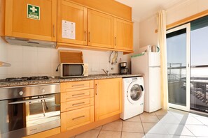 Wasserkocher mit Kaffee-/Teezubehör, Kühlschrank, Mikrowelle, Ofen