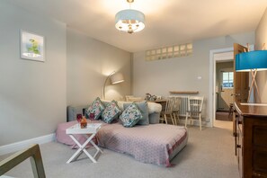 House | 2 bedrooms - 1 Belmont - Town Centre Close to Beach Shops (Tenby)