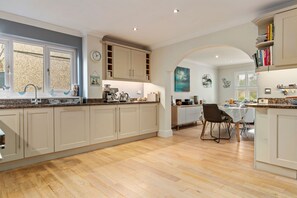 4 bedrooms - Daisy Cottage - St Florence Parking (Tenby)