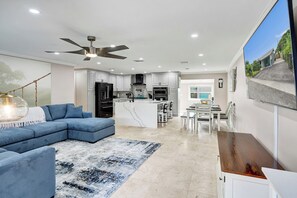 Smart TV - NEW Casa Brisa - Sunlit Family Haven Near Cruise Port & Hard Rock Hotel (Fort Lauderdale)