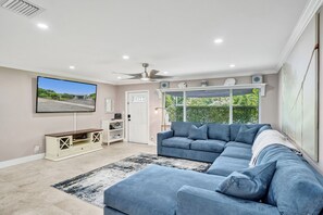 Smart TV - NEW Casa Brisa - Sunlit Family Haven Near Cruise Port & Hard Rock Hotel (Fort Lauderdale)