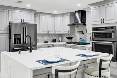 NEW Casa Brisa - Sunlit Family Haven Near Cruise Port & Hard Rock Hotel