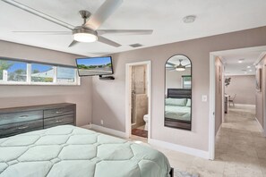 Iron/ironing board, free WiFi, bed sheets - NEW Casa Brisa - Sunlit Family Haven Near Cruise Port & Hard Rock Hotel (Fort Lauderdale)