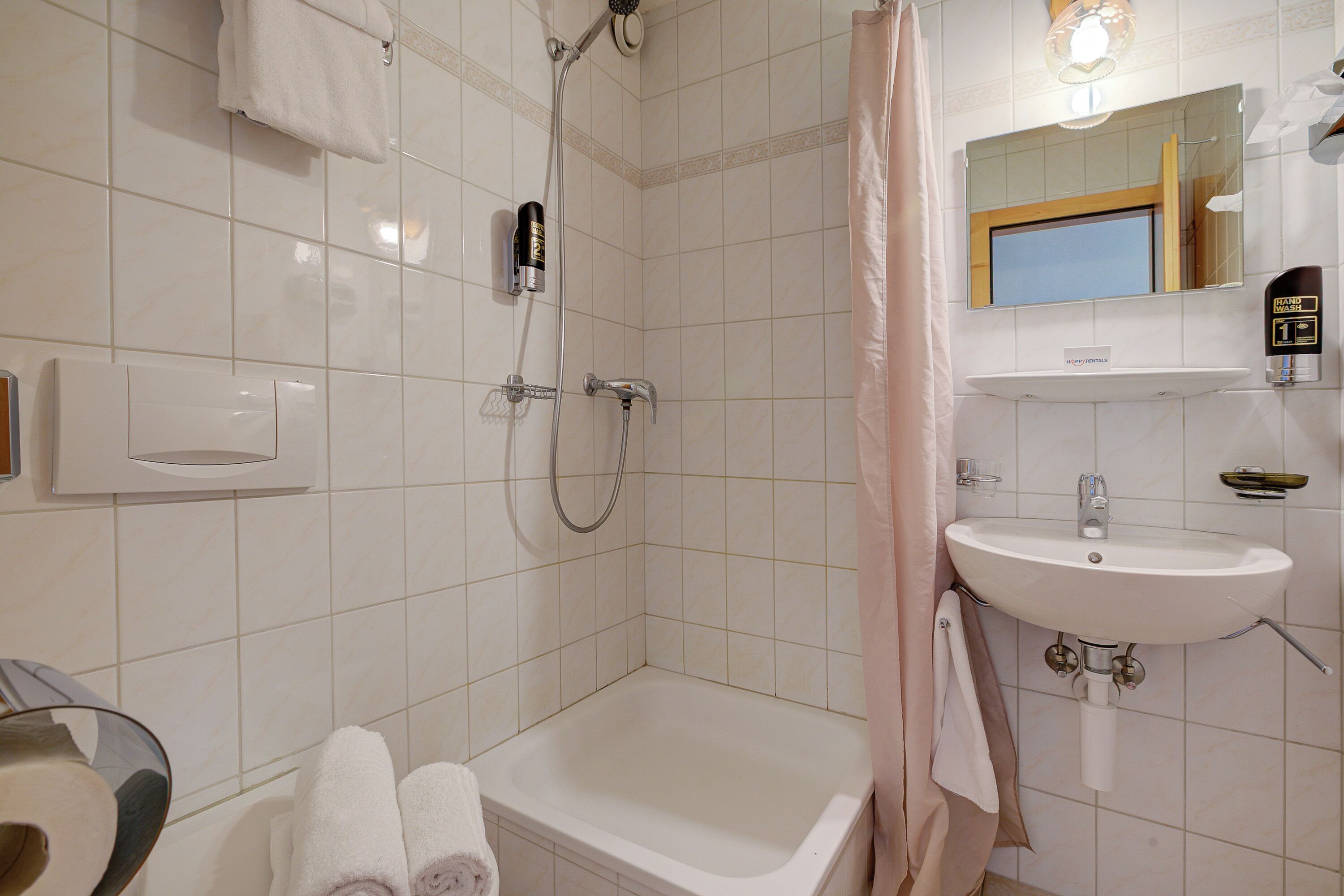 Douche, sèche-cheveux, serviettes fournies