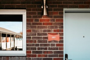 Chambre quadruple (Cosmic Highway Hideout | 207) | Détail de l’extérieur