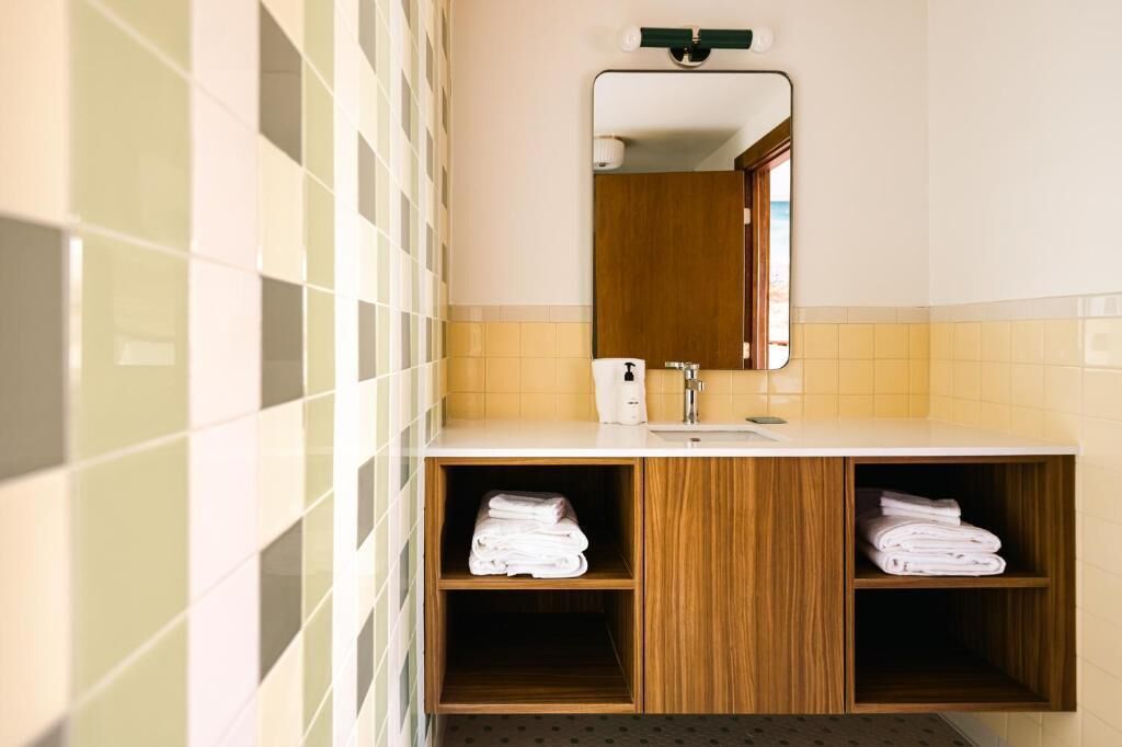 Apartment (Cosmic Highway Hideout | 207) | Bathroom | Shower, towels, toilet paper