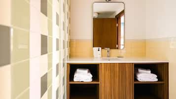 Apartment (Cosmic Highway Hideout | 207) | Bathroom | Shower, towels, toilet paper