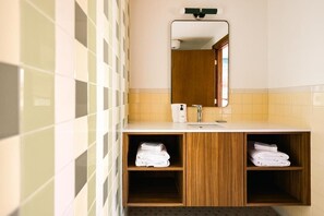 Quadruple Room (Cosmic Highway Hideout | 207) | Bathroom | Shower, towels, toilet paper - La Vista Motel (Denver)