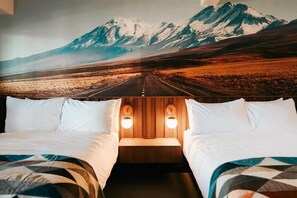 Quadruple Room (Cosmic Highway Hideout | 207) | Free WiFi - La Vista Motel (Denver)