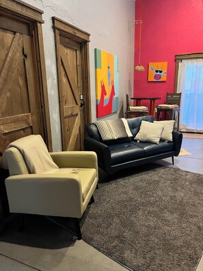 TV, books - Charming 1-Bedroom In Cozy, Rural Hesperus - Perfect For A Quiet Getaway (Hesperus)