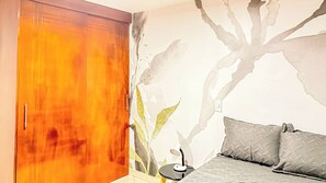 Tabla de planchar con plancha, internet y ropa de cama