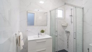 Shower, hair dryer, towels - Olivo Verde Nerja by Ruralidays (Málaga)