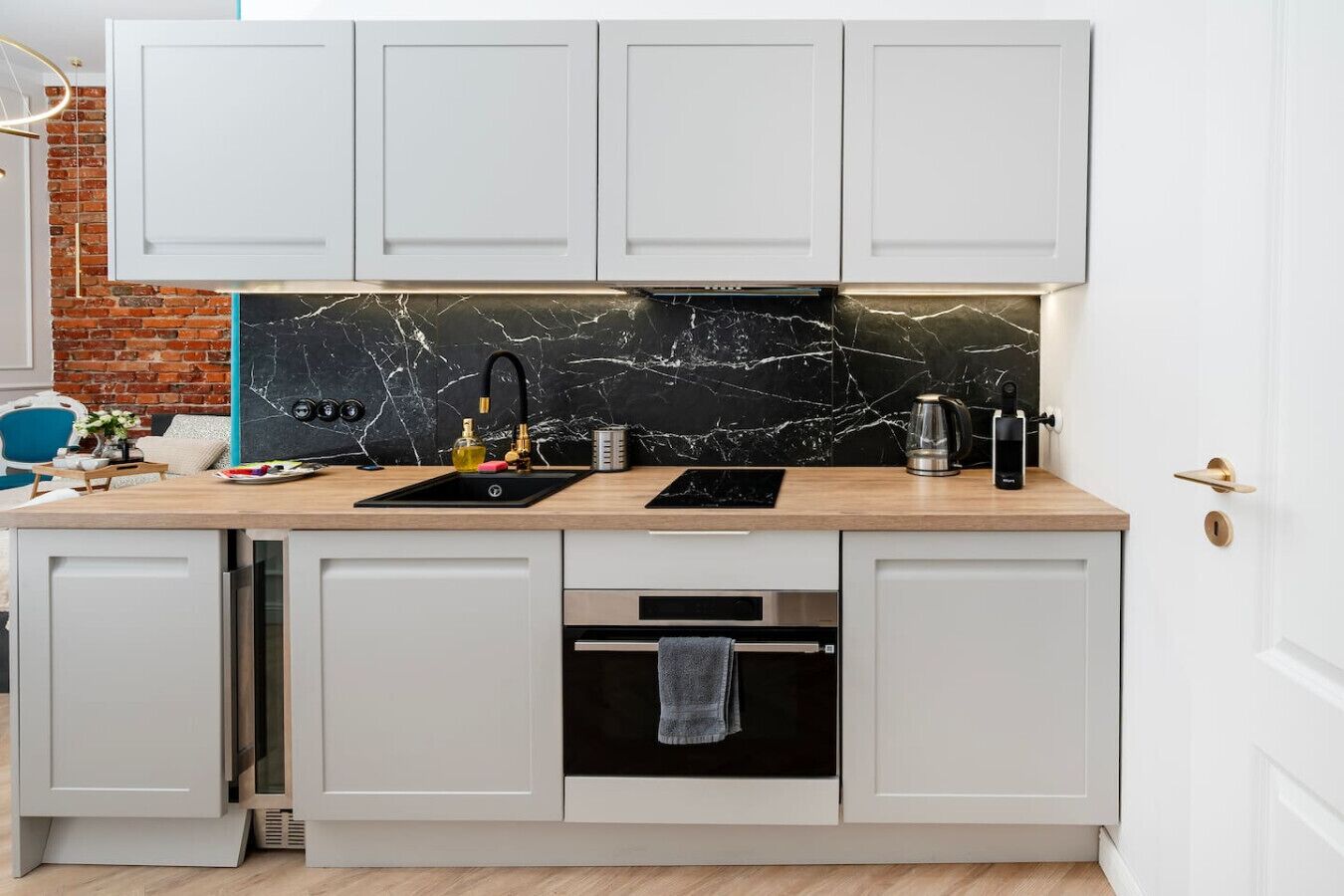 Een koelkast, een oven, een kookplaat, een vaatwasser