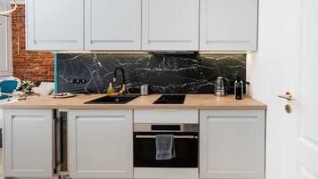 Frigorifero, forno, piano cottura, lavastoviglie