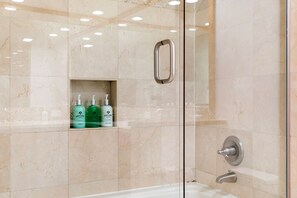 Haartrockner, Handtücher, Seife, Toilettenpapier
