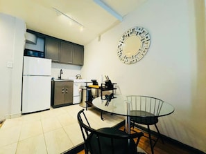 Private kitchen - 1BR Near Times Square & Hudson Yards w/ Washer & Dryer (New York)