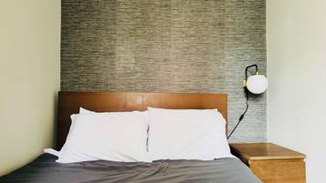 Planxa i posts de planxar, wifi gratuïta i roba de llit