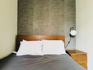 Tabla de planchar con plancha, wifi gratis, ropa de cama