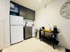 Fridge, microwave, oven, stovetop - Steps to Port Authority (New York)