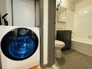 Hair dryer, towels, soap, shampoo - Steps to Port Authority (New York)