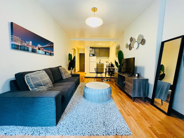 Living area - 1BR Near Times Square & Hudson Yards w/ Washer & Dryer (New York)