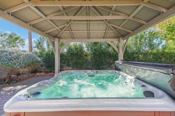 Outdoor spa tub