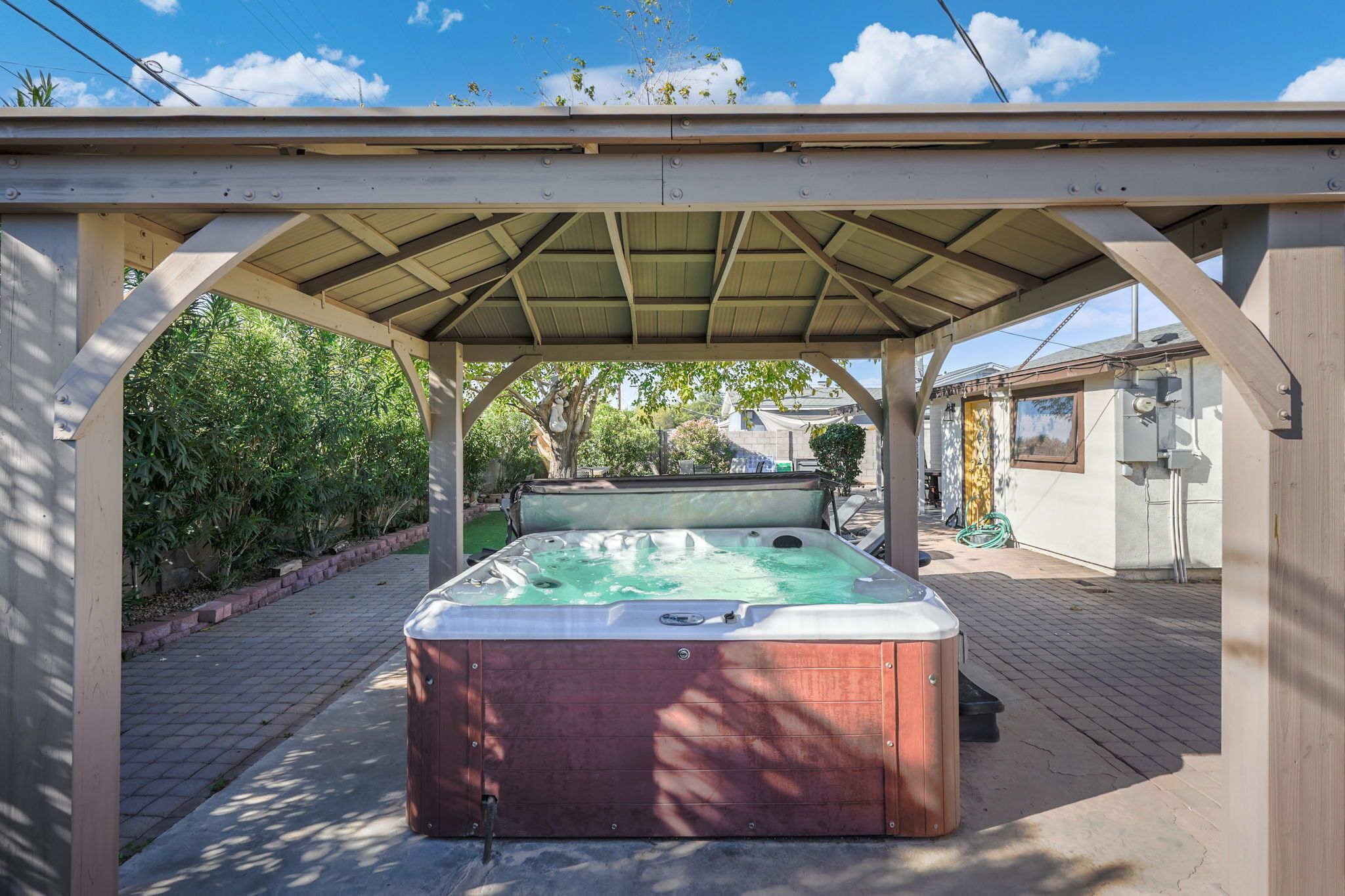 Tina de hidromasaje al aire libre