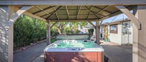 Outdoor spa tub