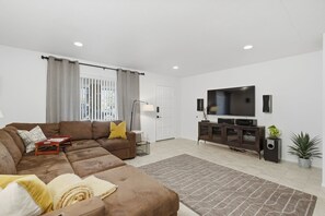 Smart TV, chimenea, tenis de mesa y libros 