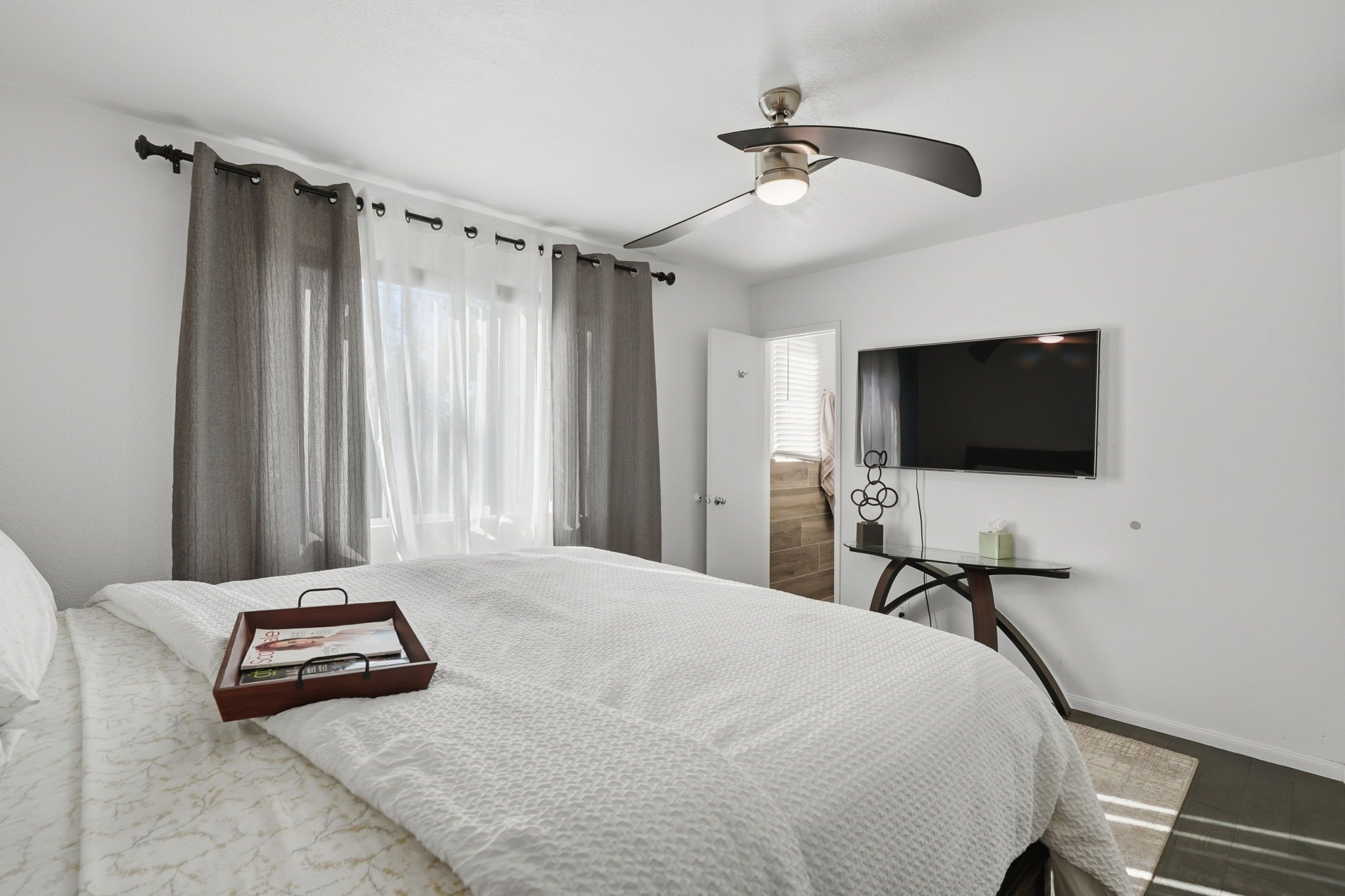 3 habitaciones, tabla de planchar con plancha y cuna de viaje 