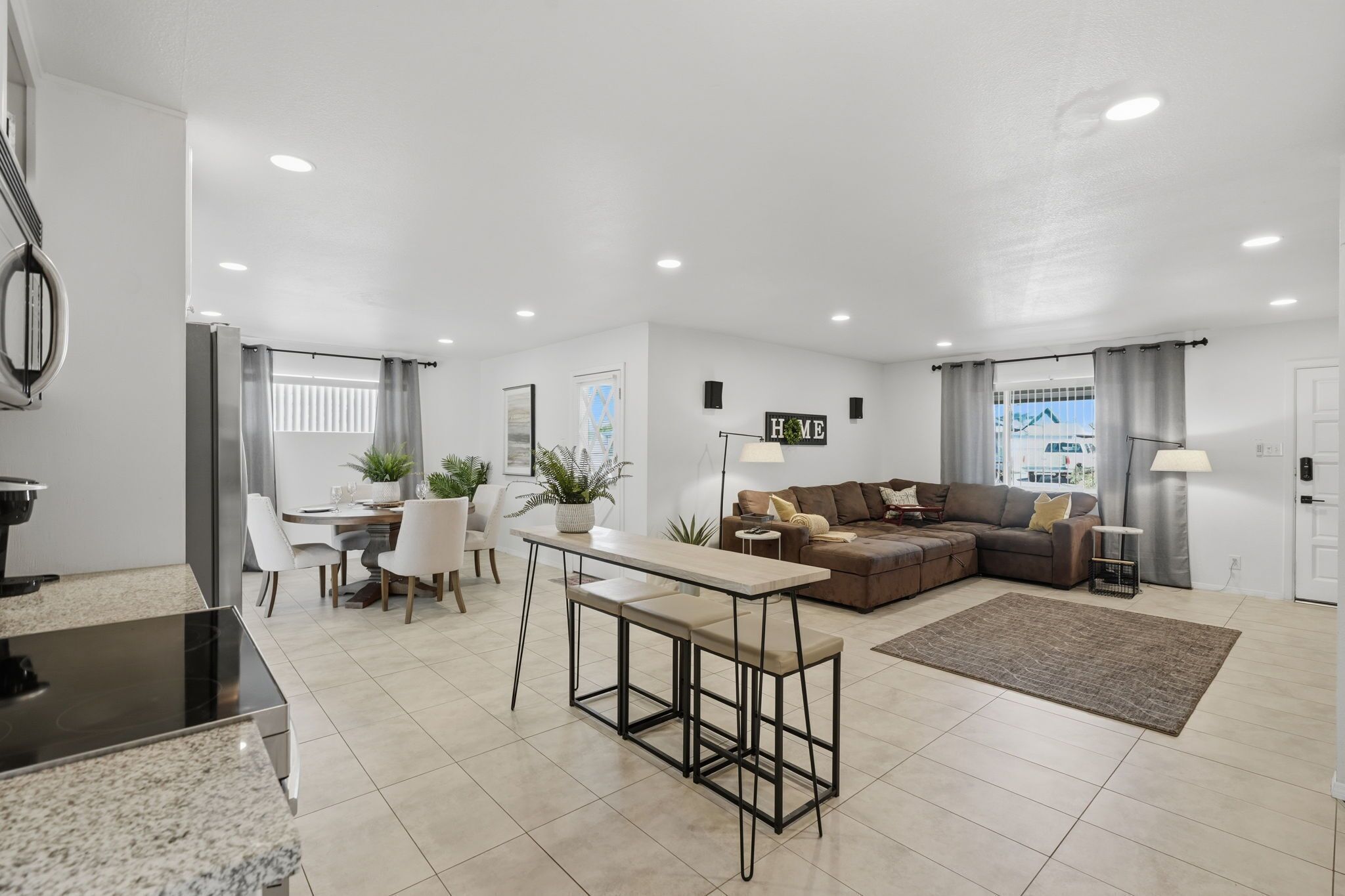 Smart TV, chimenea, tenis de mesa y libros 