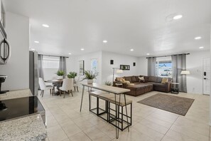 Smart TV, chimenea, tenis de mesa y libros 