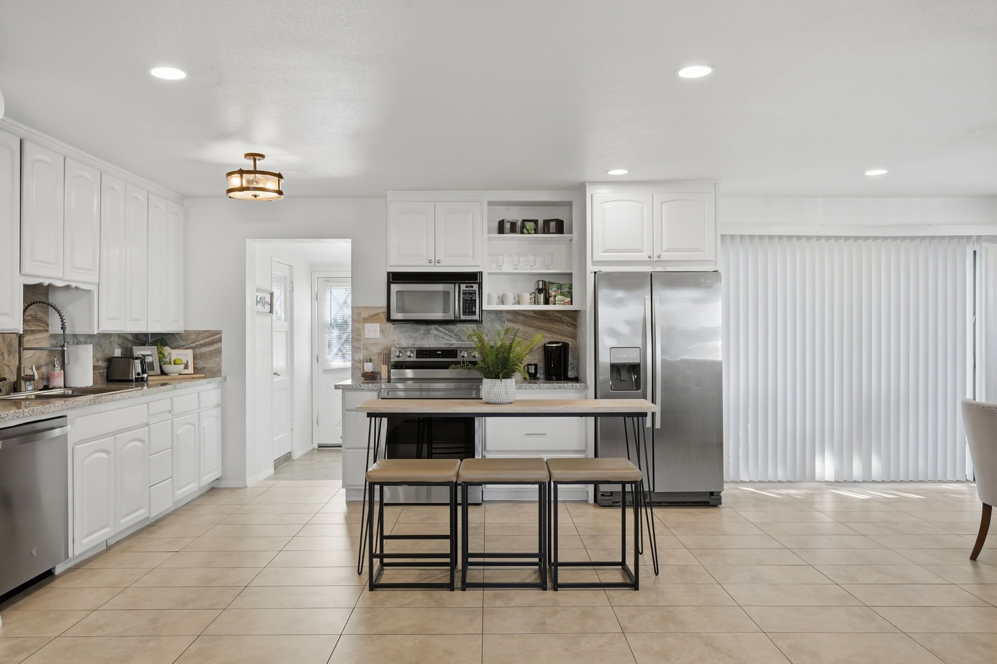 Refrigerador, microondas, horno y parrilla de estufa 