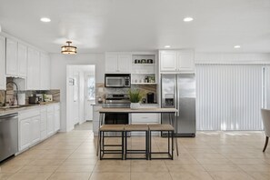 Refrigerador, microondas, horno y parrilla de estufa 